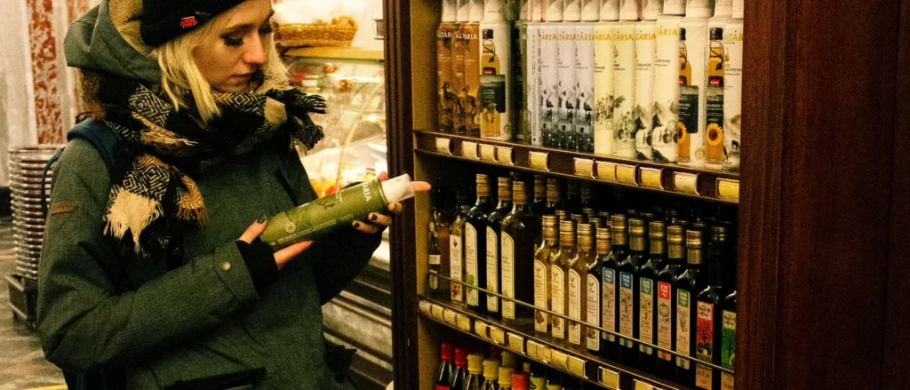 Persona revisando la etiqueta de un producto en una tienda de alimentos
