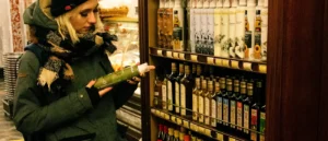 Persona revisando la etiqueta de un producto en una tienda de alimentos