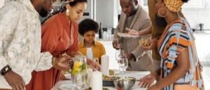 Familia preparando y organizando una comida alrededor de la mesa