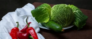 Selección de verduras frescas sobre una mesa