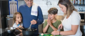 Familia preparando alimentos juntos en una cocina